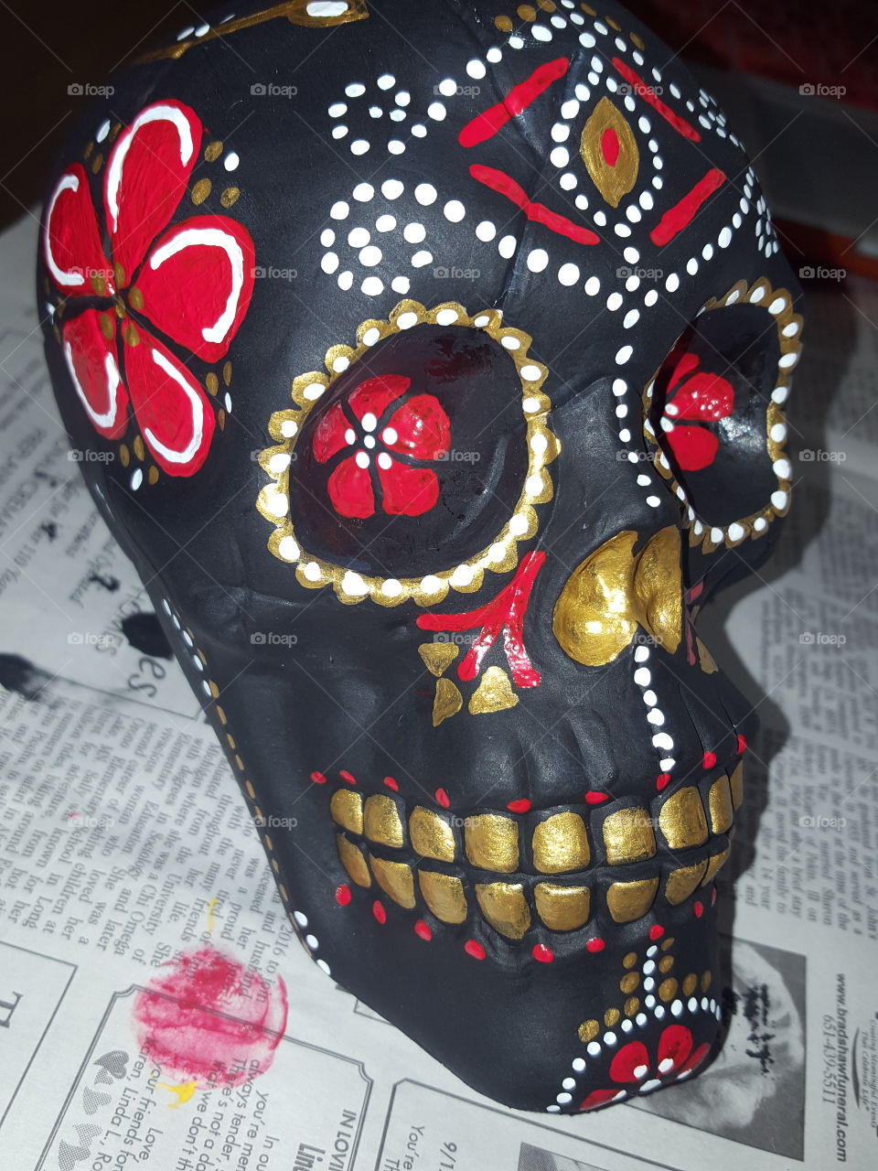 diy art projects. Decorating dollar store skulls with acrylic paint to make sugar skulls for Day of the Dead/Dia de Los Muertos