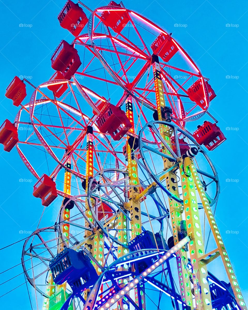 Colorful Ferris wheel at the fair🎡