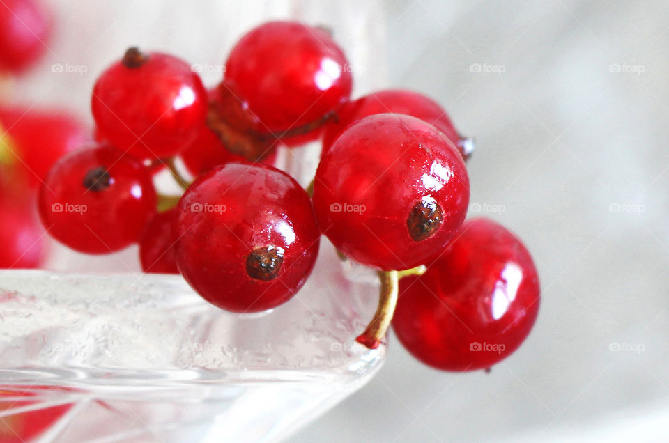 Currants hang from a bowl