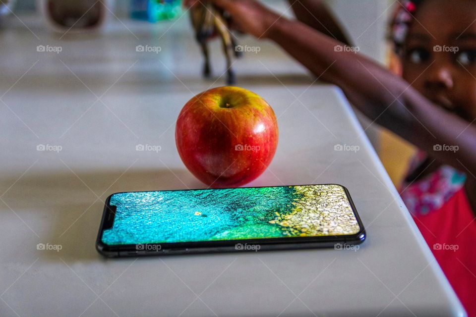 Apple next to an Apple. iPhone XS Max and all its glory.