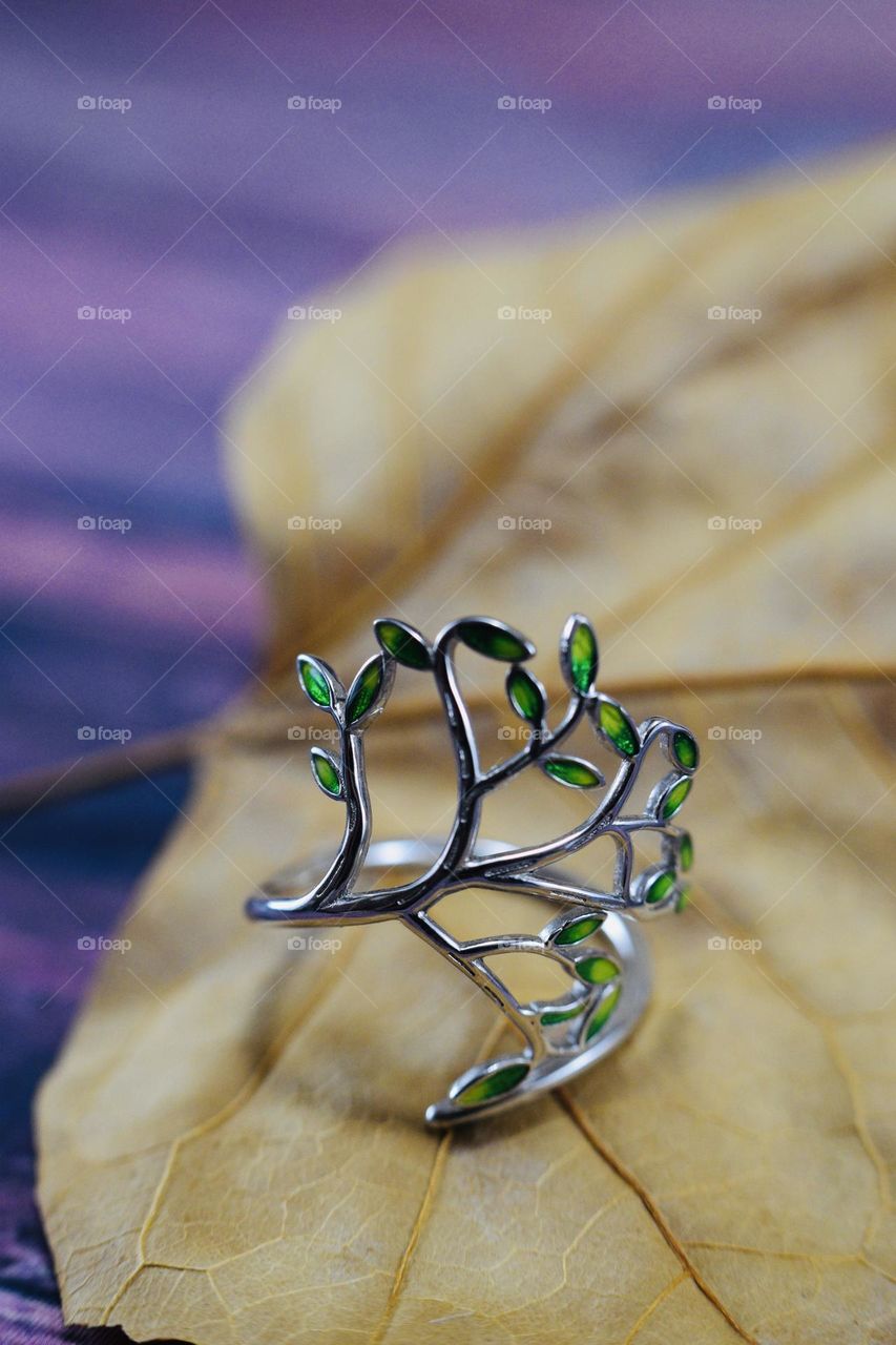 Ring in shape of leaf 