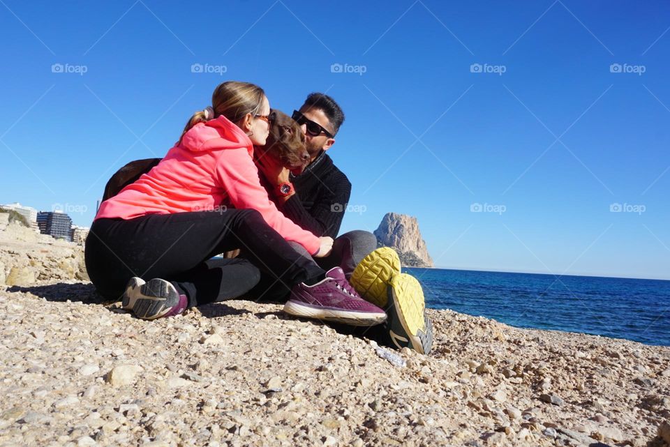 Couple#humans#dog#kiss#sea#panorama