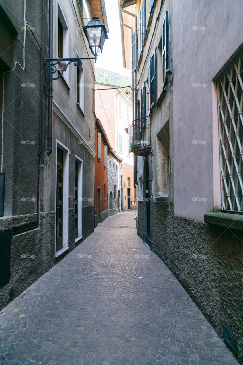 Lago Como no norte da Itália é um lugar lindo para se conhecer na Europa, com paisagens incríveis!