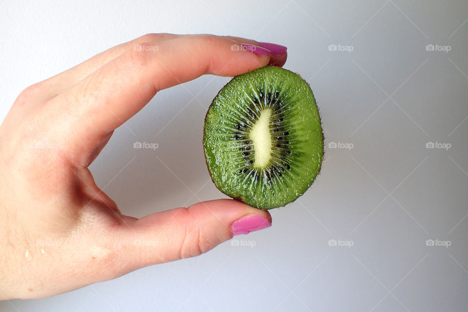 Holding kiwi
