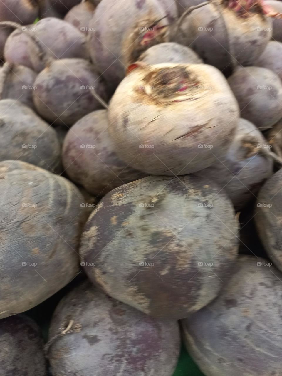 A beterraba é um vegetal com muitos benefícios  para a saúde, ajuda a prevenir a anemia, regula a pressão  arterial. A beterraba é rica em nitratos, que o corpo converte em óxido nítrico, uma substância  que ajuda a relaxar os vasos sanguíneos ...