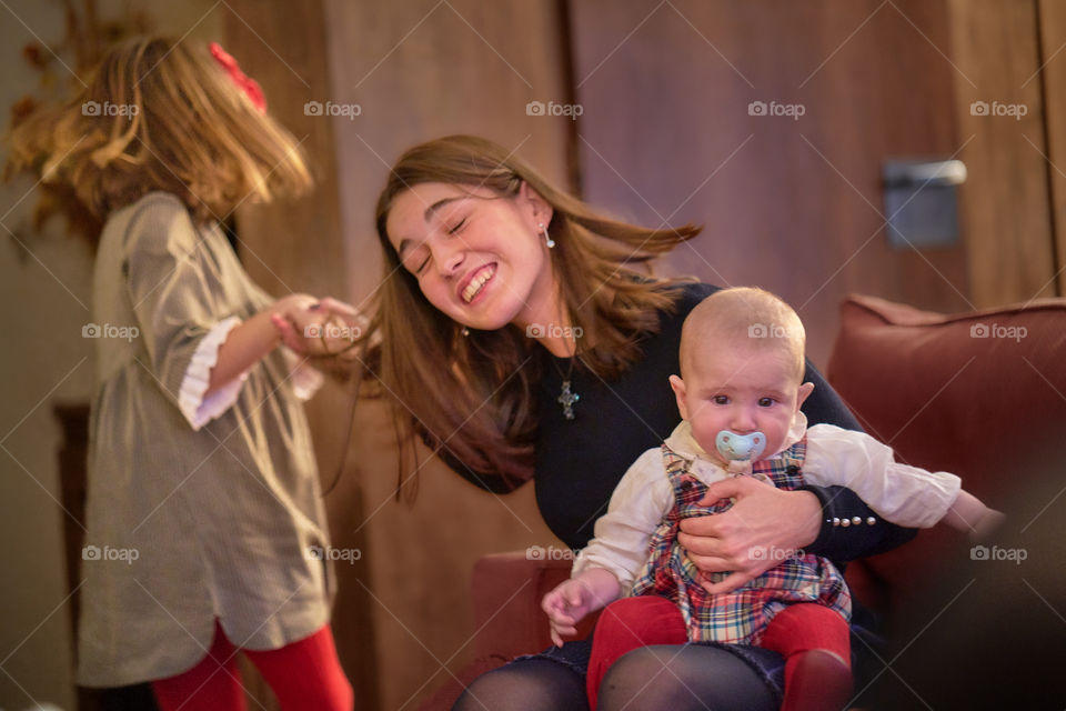 Escenas reales de la vida de familia en Navidad