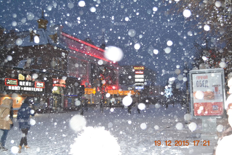 large flakes of snow in the streets