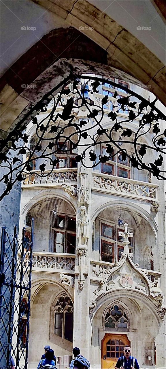 View of the „Rathaus“ or city hall in „Munich“, capitol of „Bavaria“. It is housed in a beautiful multistory building with intricate lavish ornamentation in the original gothic style that received a makeover in the 1800s. 2023. Hypnotic Productons