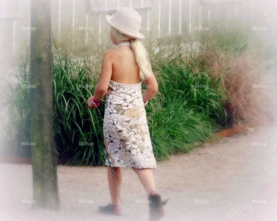 Girl with dress and sunbonnet