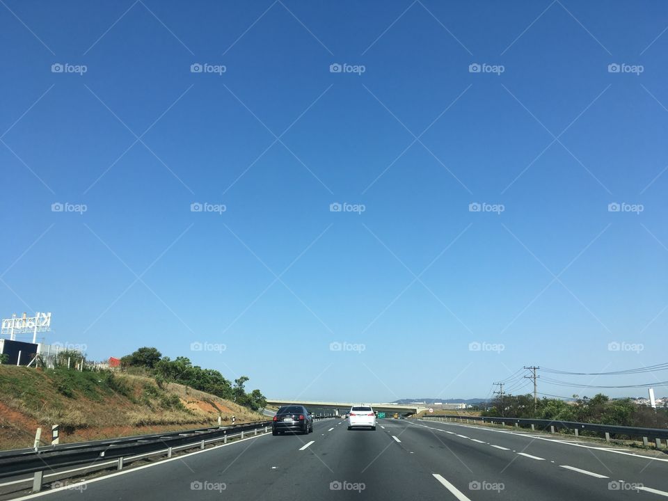 A totally inspiring blue sky in the city of Jundiaí.  How not to contemplate the beauty of nature? / Um céu azul totalmente inspirador na cidade de Jundiaí. Como não contemplar a beleza da natureza?