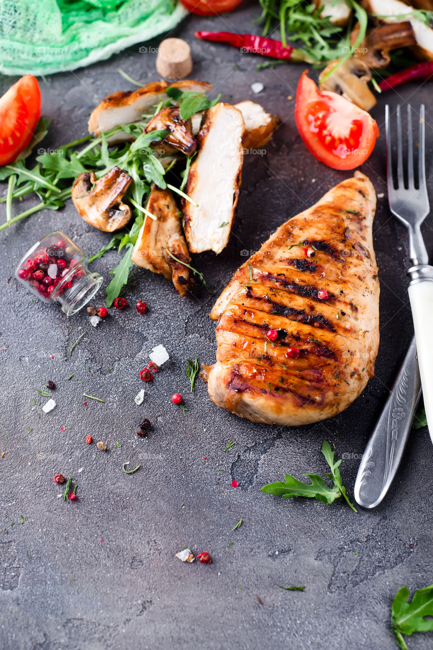 Chicken breasts with arugula and tomatos