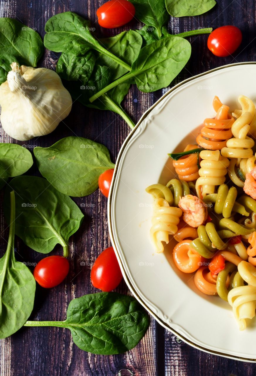 Pasta with shrimp and vegetables