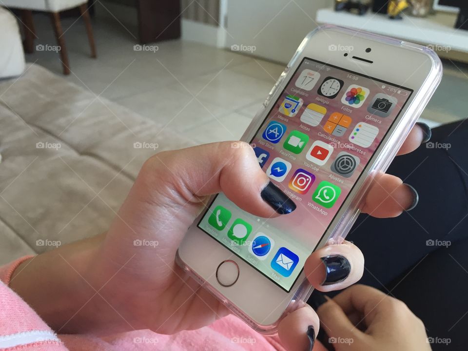 iPhone SE on woman hands