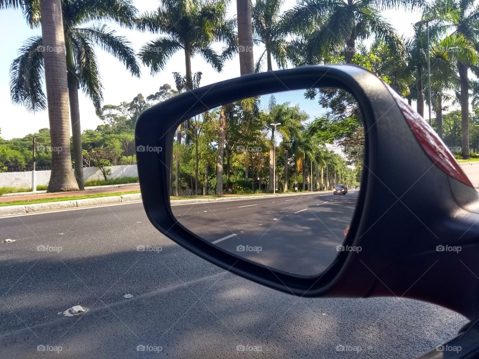 Espelho retrovisor na avenida - Car mirror