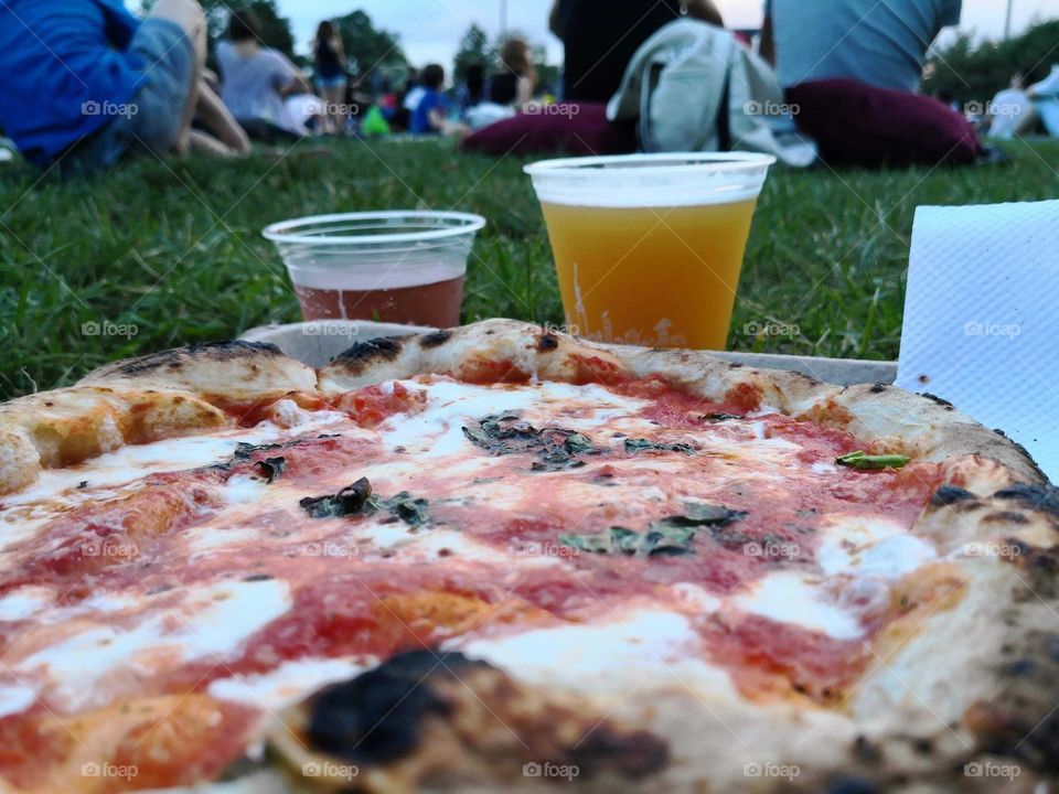 Pizza y cine al aire libre