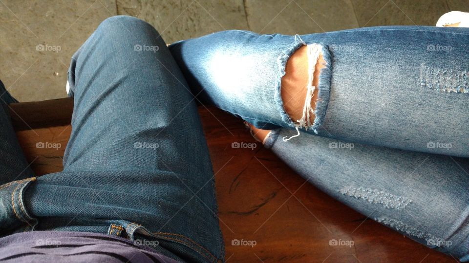 Calça jeans rasgada.