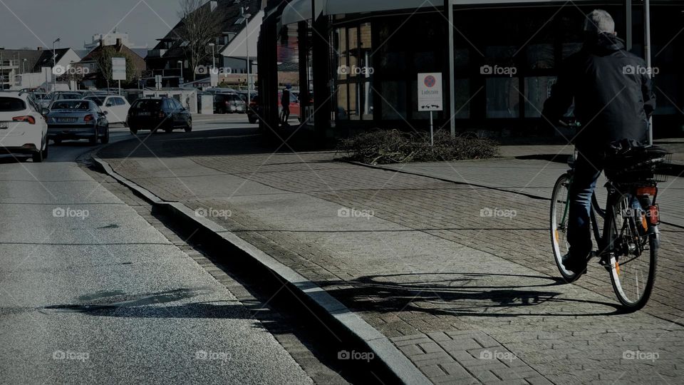 the long shadow of the cyclist