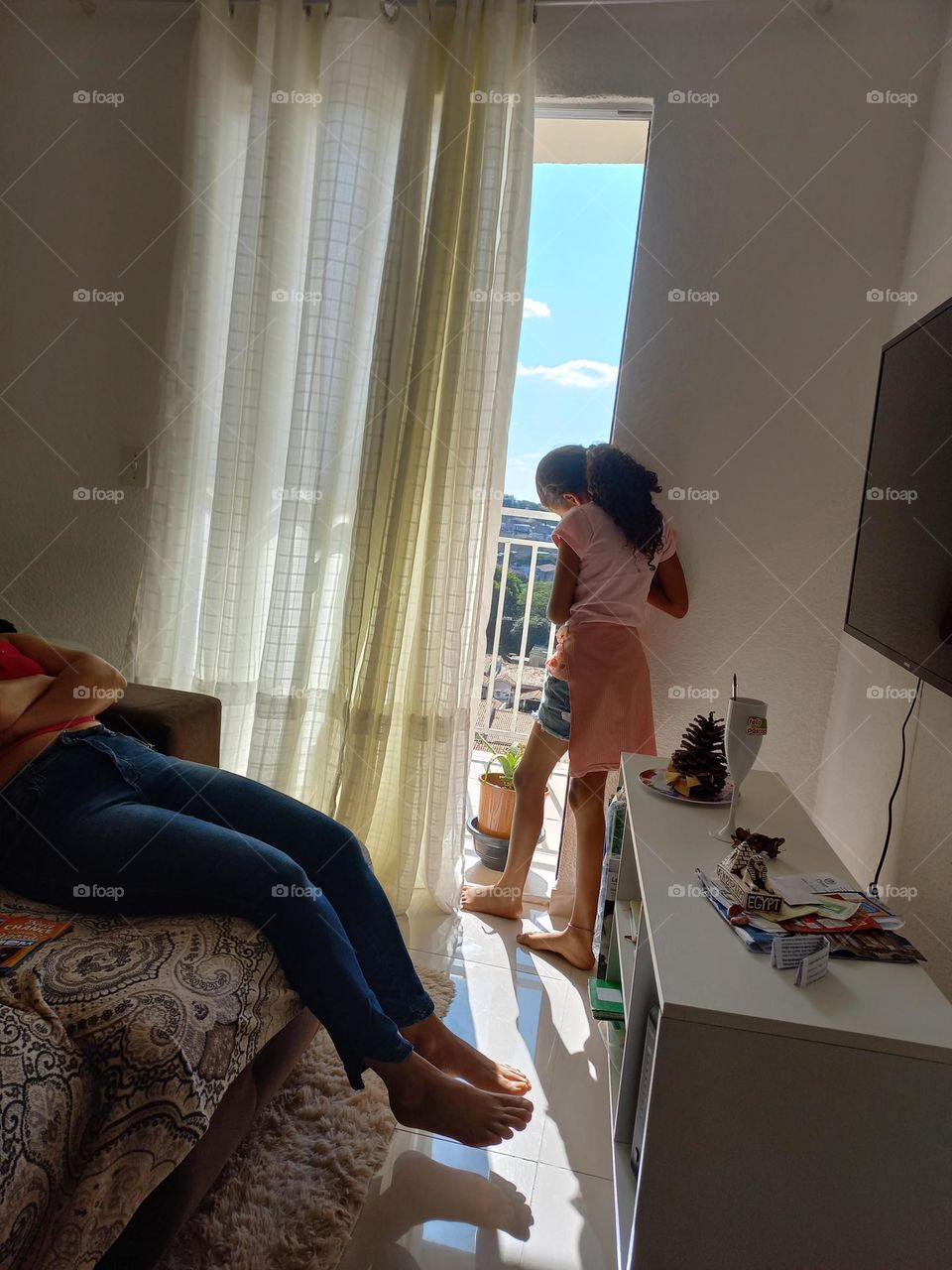 Criança  contemplando a beleza da natureza. A contemplação  é uma forma das crianças  se envolverem com as cores belas do entardecer