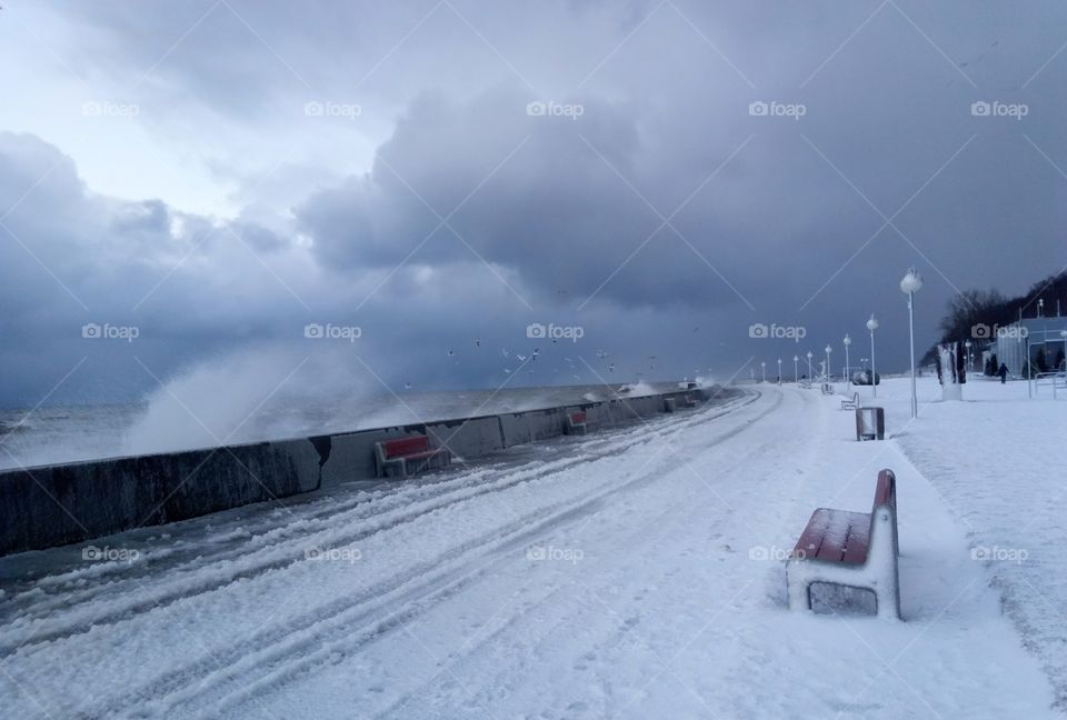 Rough sea and overcast clouds in winter