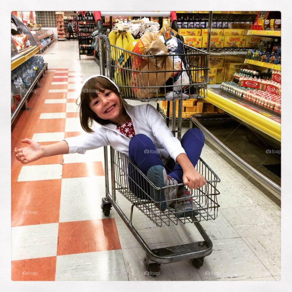 Um maravilhoso passeio de carrinho no supermercado. Como não se divertir?