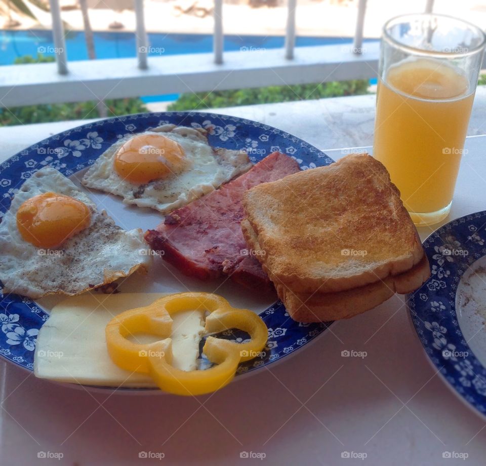 Breakfast by the beach 