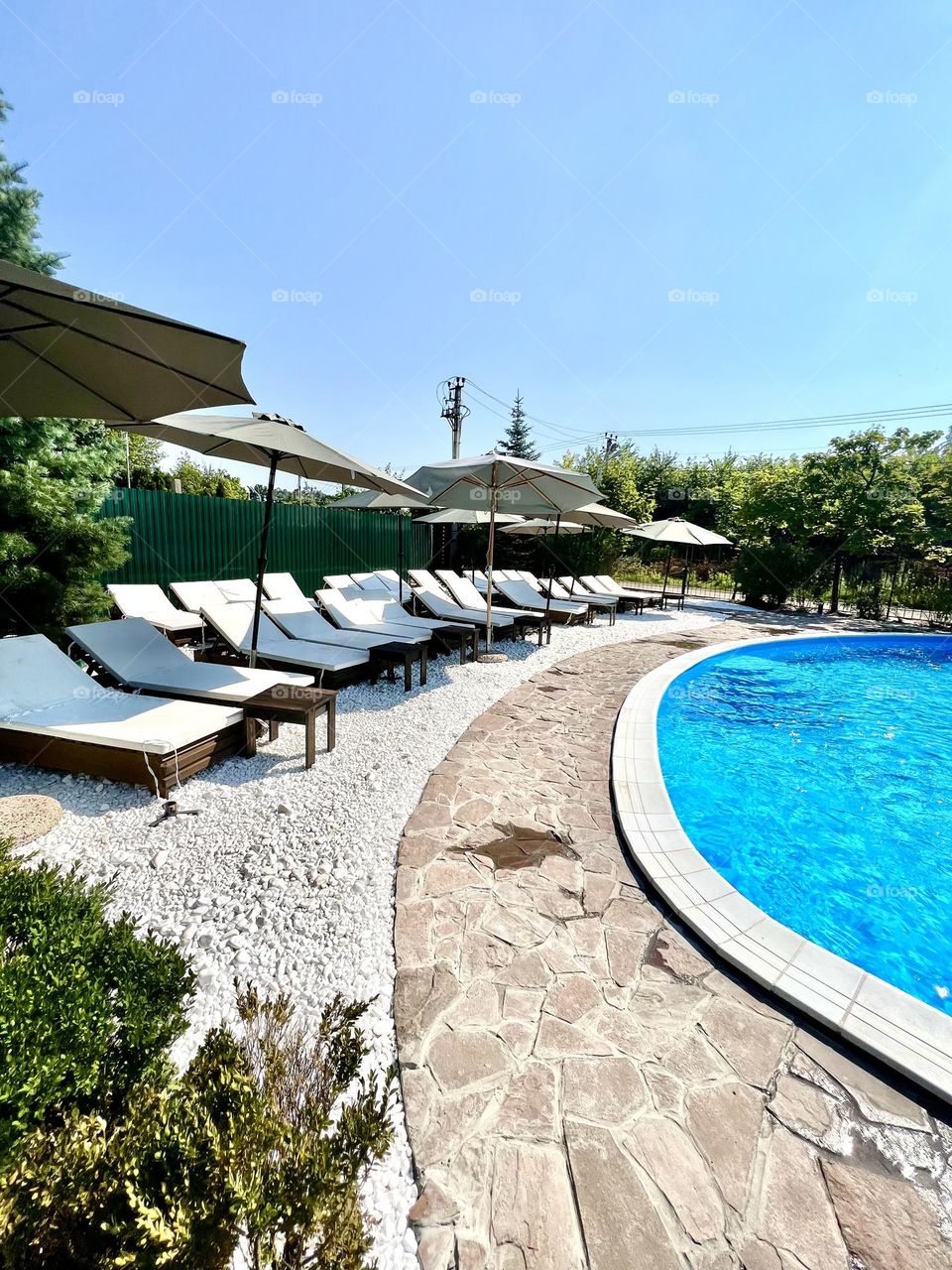 Летний отдых возле бассейна 