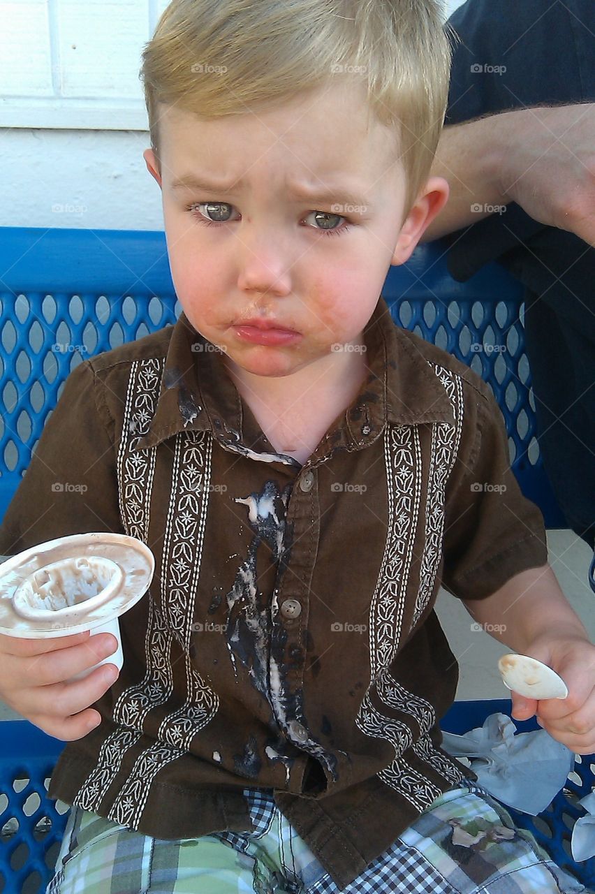 Boy loosing ice cream