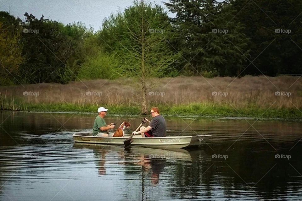 Two Men fishing with a Dog on a Pond in a small boat paddling with a shovel 😁