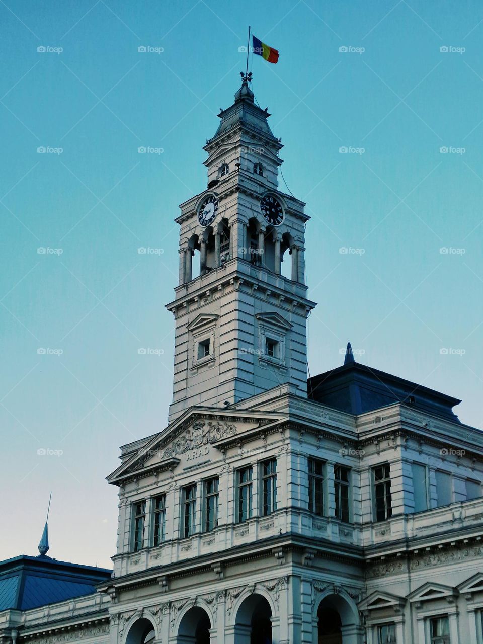 the Romanian flag above the town hall tower in Arad