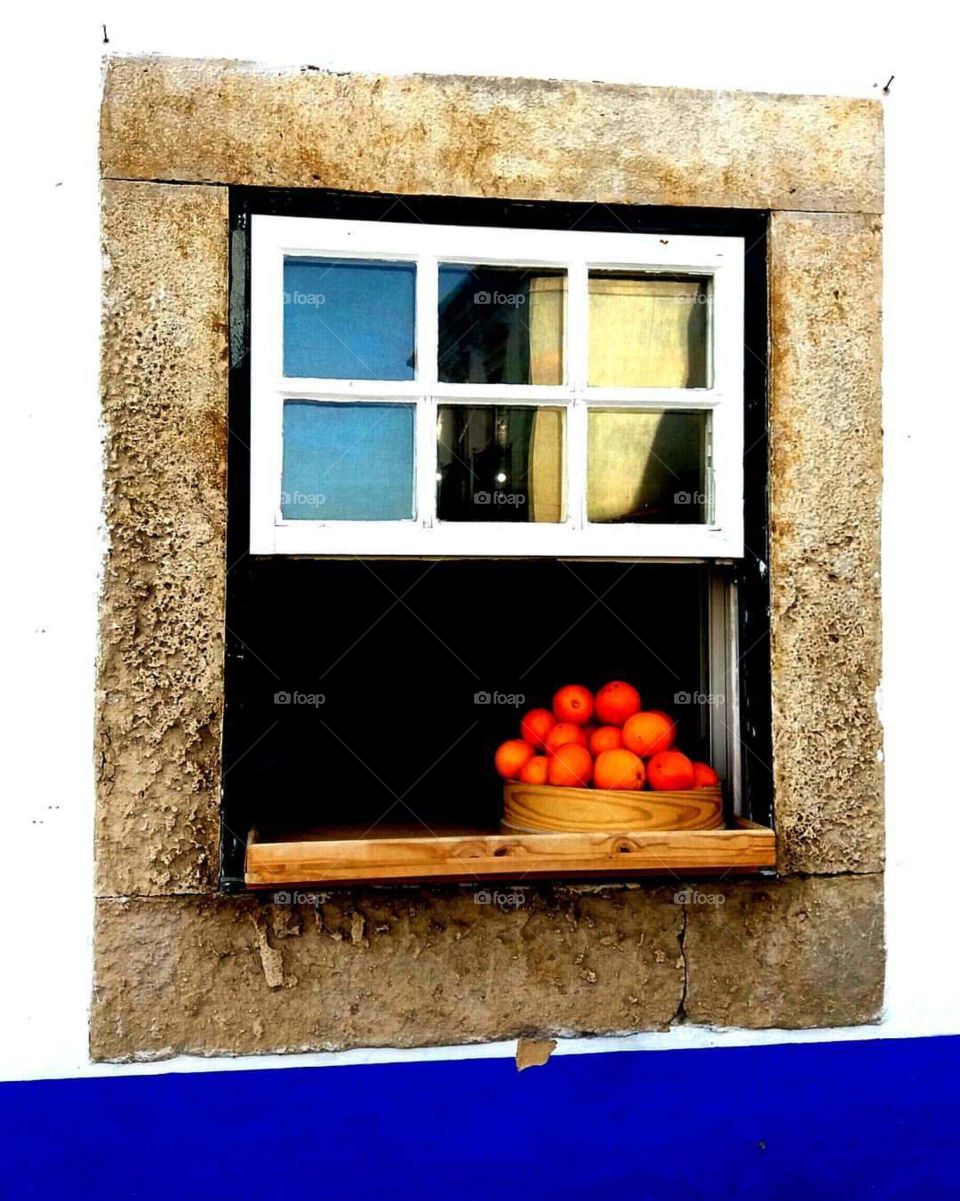 janela com cesto de  laranjas