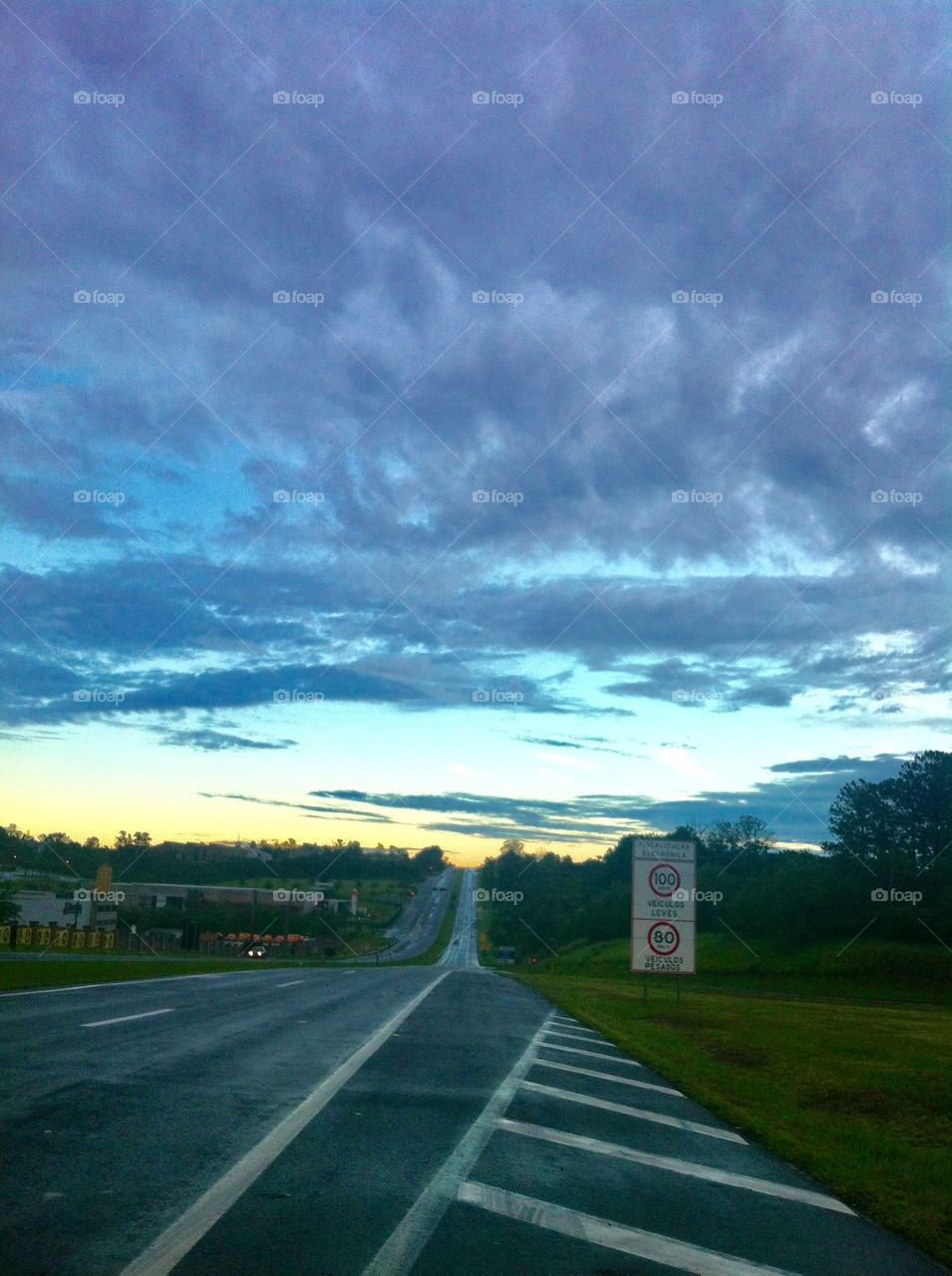 Nuvens carregadas amanhecem na Rodovia Bispo Dom Gabriel Paulino Bueno Couto (Jundiaí a Itu). 🏠