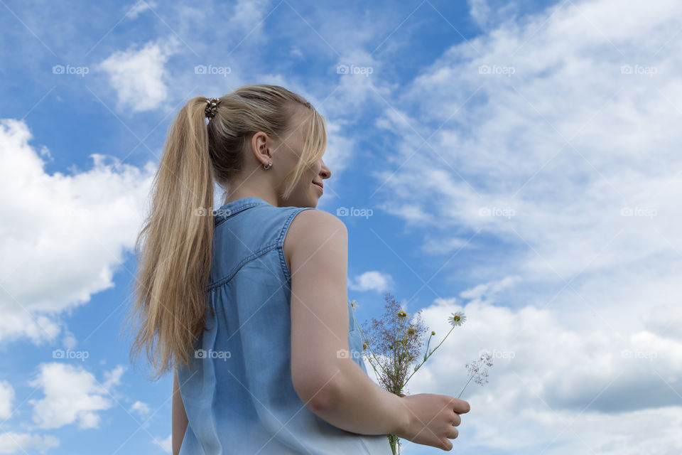 girl with daisies