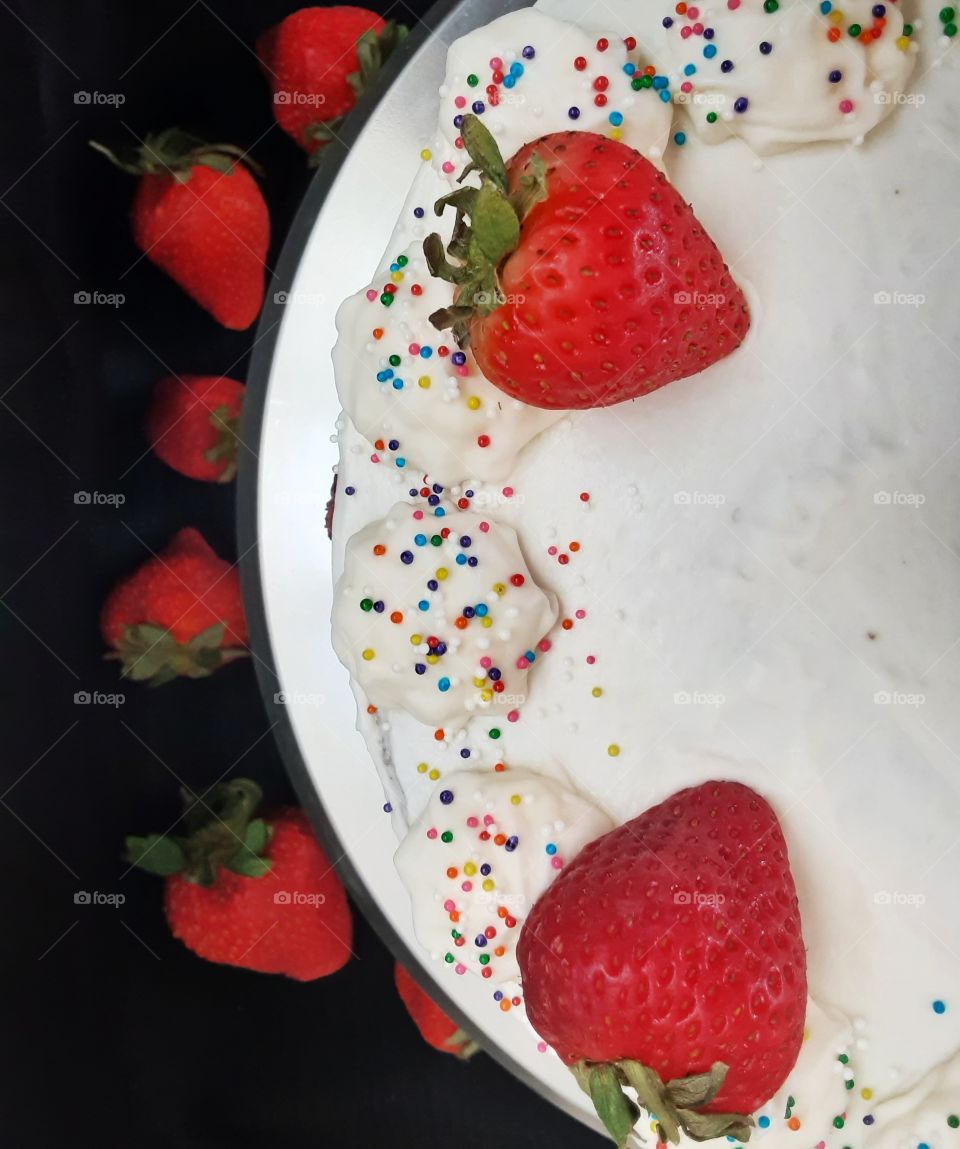 vanilla cake with strawberries
