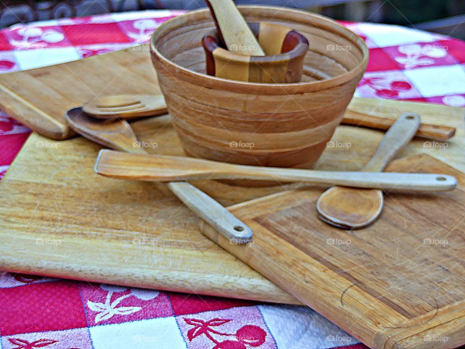 
PLASTIC FREE LIVING - Making a positive impact on our planet - By living with less plastic, you’re making a positive impact on our planet right now and you’re simultaneously making it better for future generations. Wooden kitchen utensils