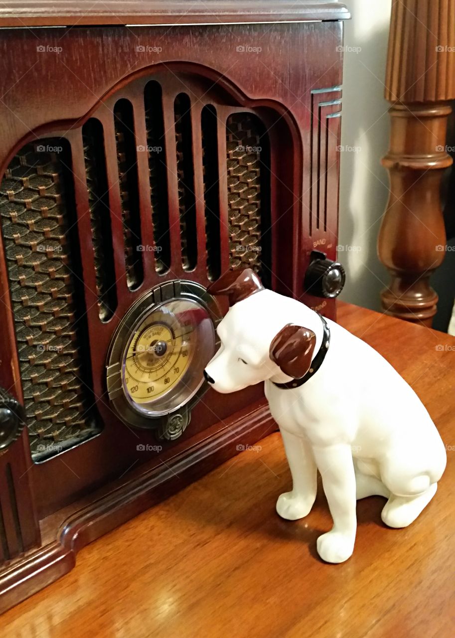 Nipper. Nipper hears his master's voice!