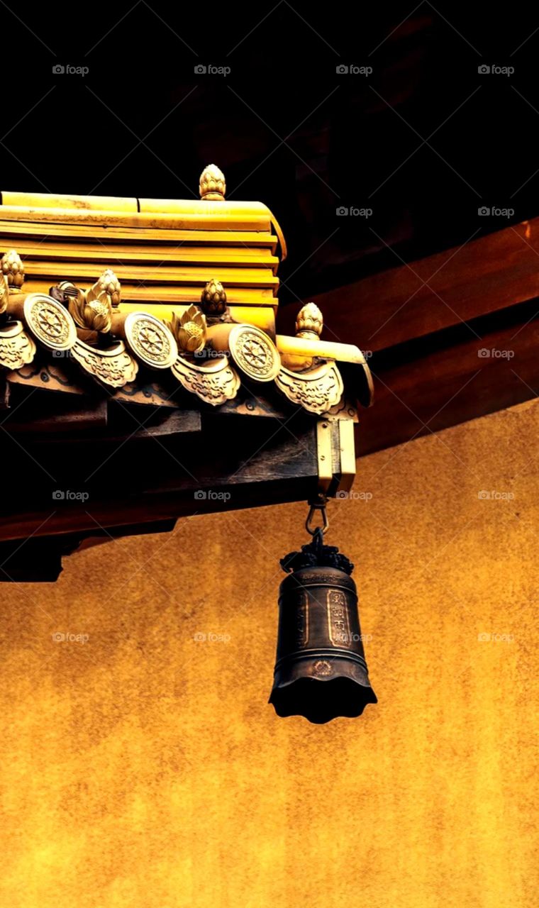 it's a bell looks also so nice unique bell it's a hong kong side use it in budha god temple