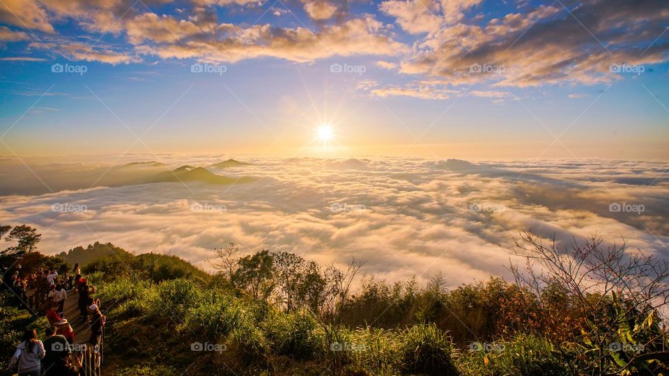 waiting for the first light of the beautiful mountain scenery