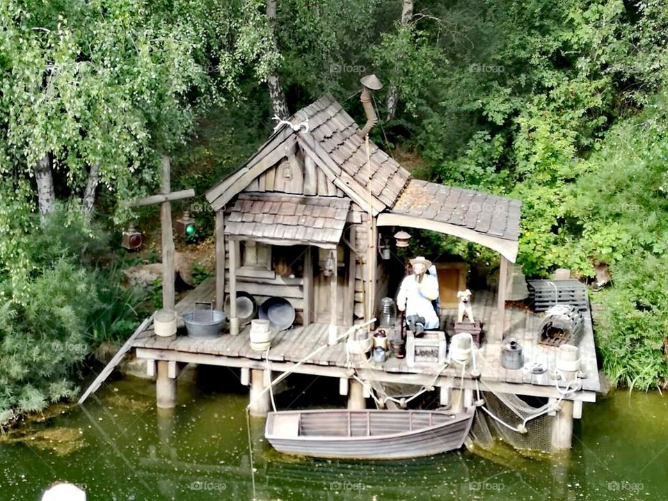 Casa madeira sobre rio