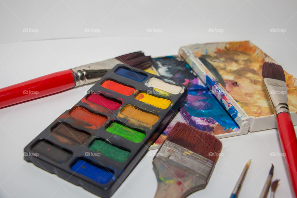 Gouache colors and painting tools.