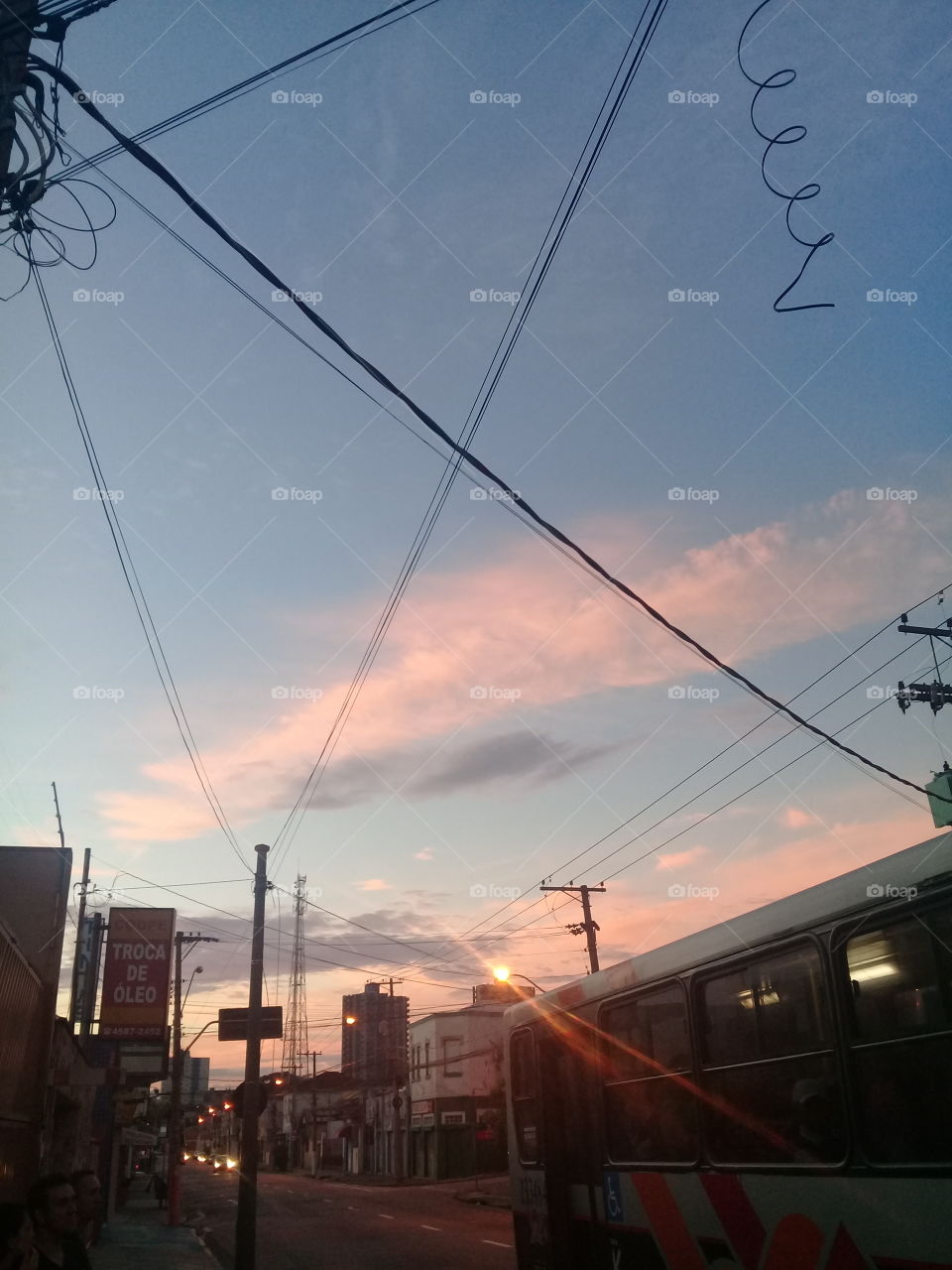 Imagens de um céu colorido e bonito. A natureza nos permite tais paisagens bonitas e gratuitas.