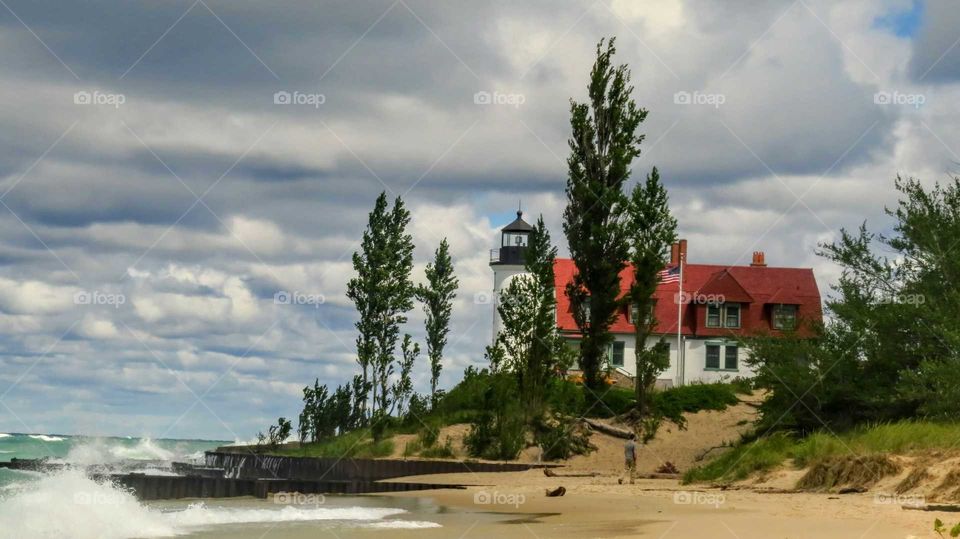 Pointe Bestie Lighthouse in fall