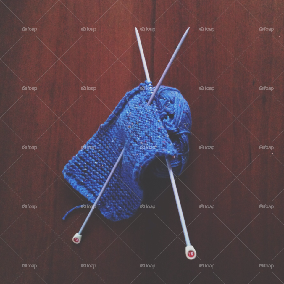 blue yarn knitting by emiliablom
