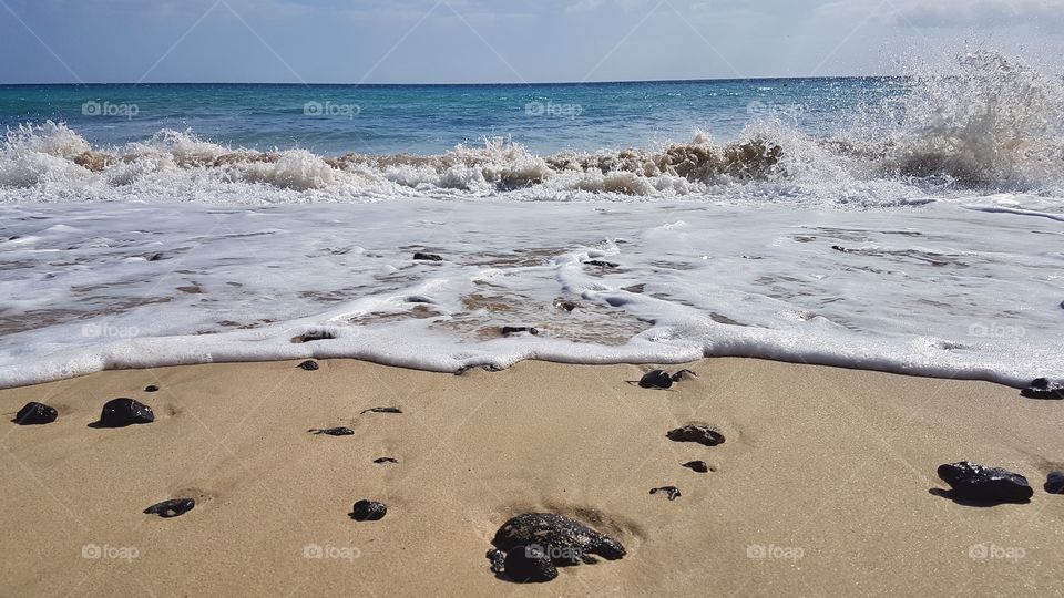 Sandy beach and waves in sunny weather, Fuerteventura Canary Islands Spain - fin sandstrand och vågor, Kanarieöarna Spanien