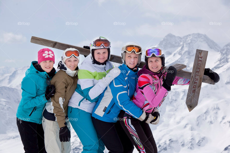 happy people ski by yaro