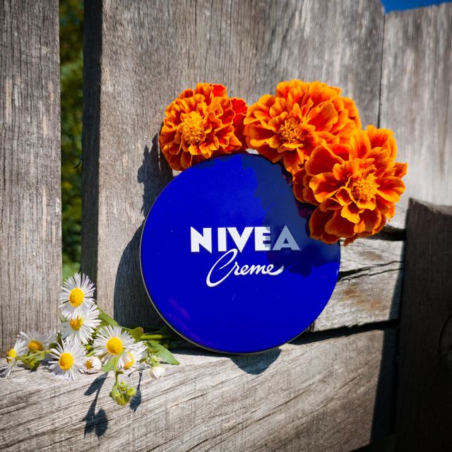 Nivea cream gives the skin the freshness of flowers.