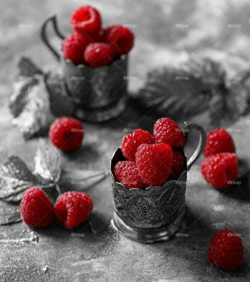 Strawberries were arranged in an attractive, dazzling, awesome, very beautiful way