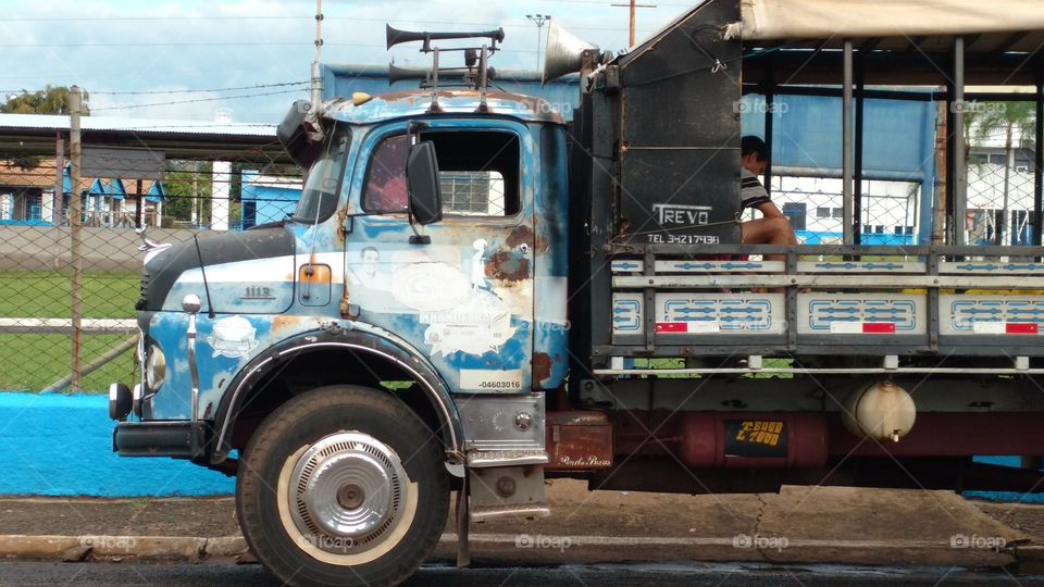Caminhão velho.
