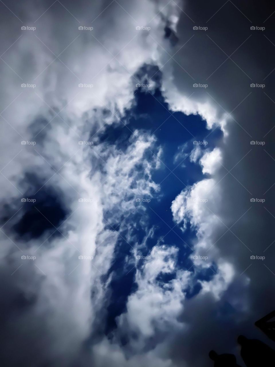 Stars in the sky with lots of clouds 