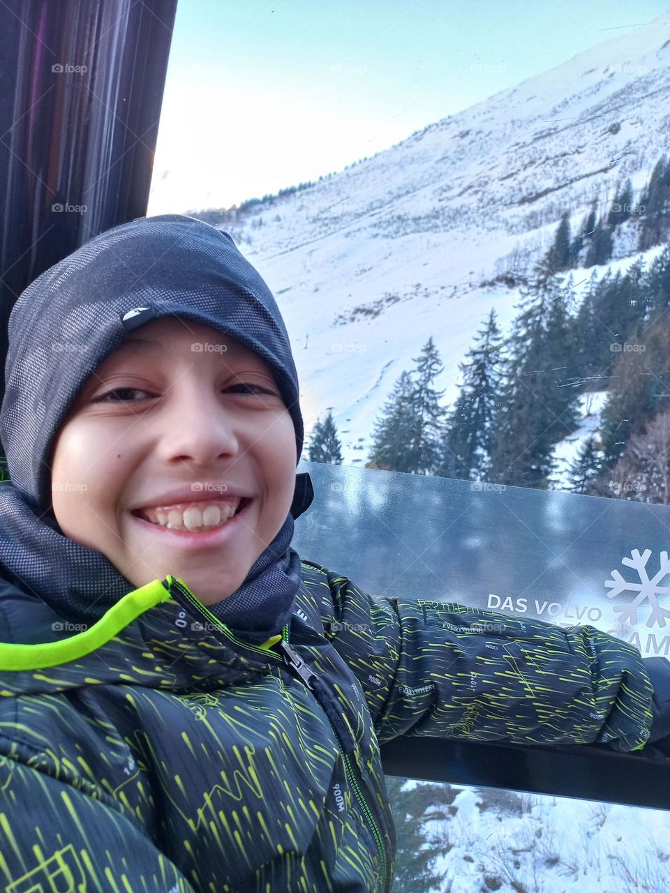 Criança encantada bela e feliz! A visão panorâmica, permite que se tenha uma noção mais ampla e completa do ambiente ao redor, proporcionando uma experiência visual única e imersiva