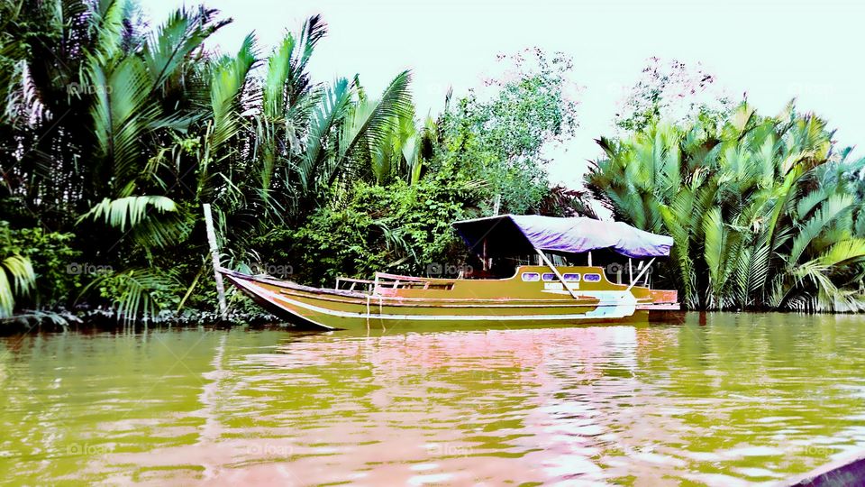 kapal moda transporasi masyarakat yang tinggal di dekat sungai pengabuan kabupaten tanjung jabung barat provinsi jambi